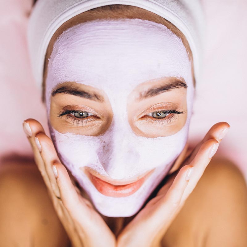 Masque crémeux anti-âge utilisé en soins esthétiques professionnels