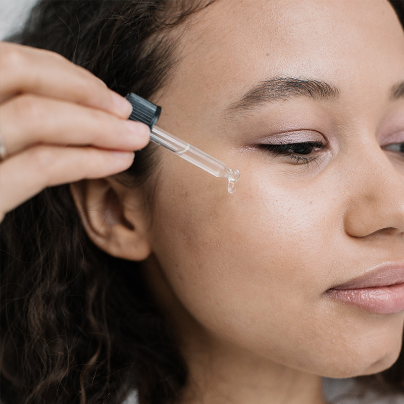 Application d’un sérum de mésothérapie professionnelle sur le visage